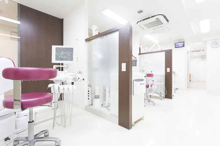 科学的根拠に基づいた治療方法と、できるだけ歯を削らず、抜かない治療方針を大切にしています