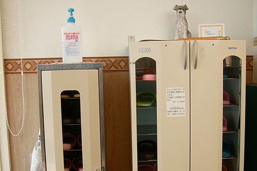 ①診療室からの景色②待合室③スリッパは都度紫外線で滅菌・消毒