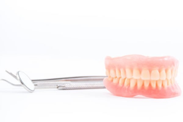 最適な入れ歯を制作します