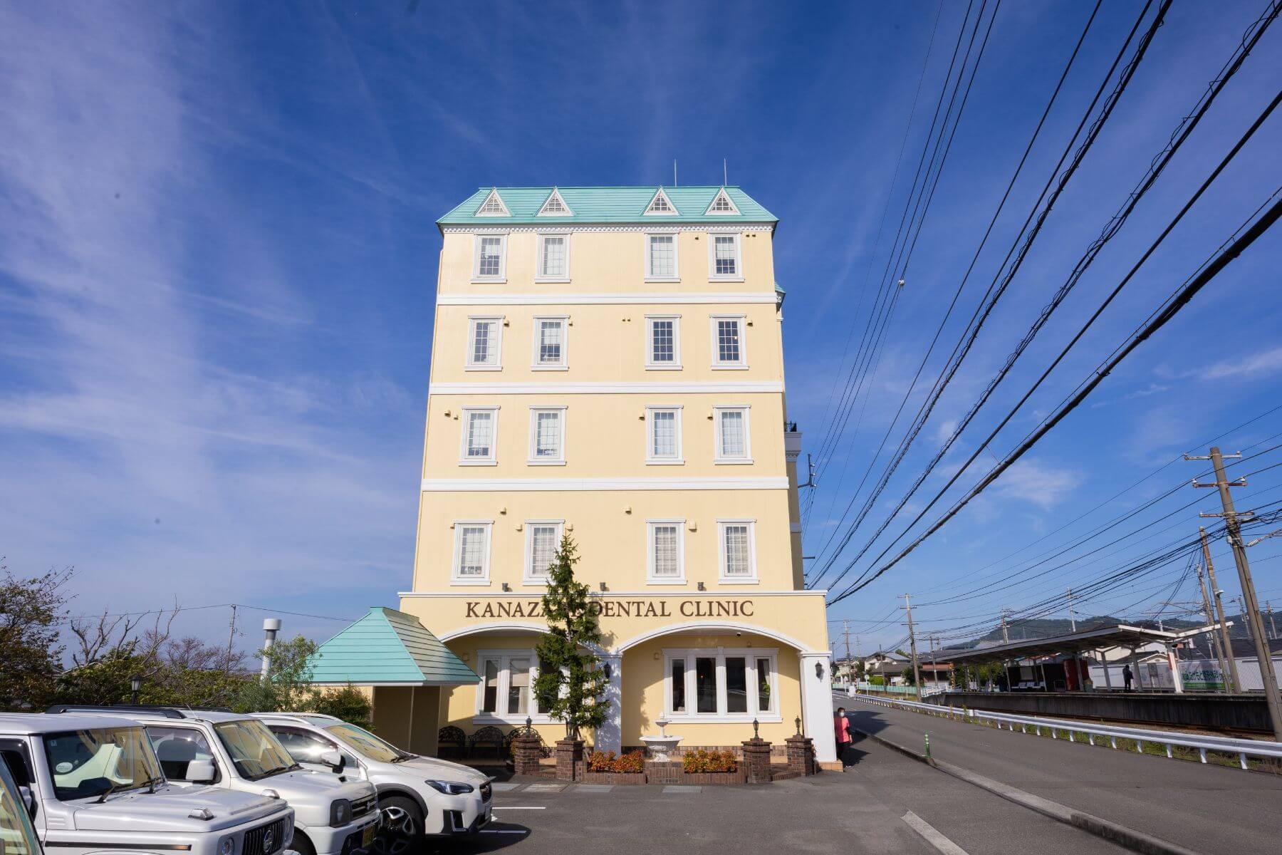 ①外観　②受付カウンター　③全室個室の診療スペース