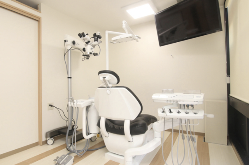 ①クリニック外観②待合室③診療チェア