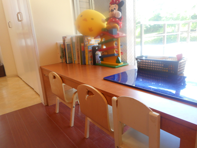 キッズコーナーには絵本やおもちゃがございます