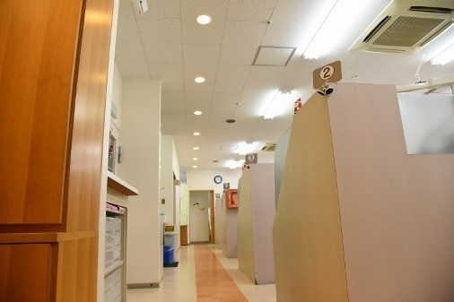 【知花五丁目バス停 徒歩6分・駐車場570台】医療施設内で医科連携に対応する歯科医院 中頭歯科診療室