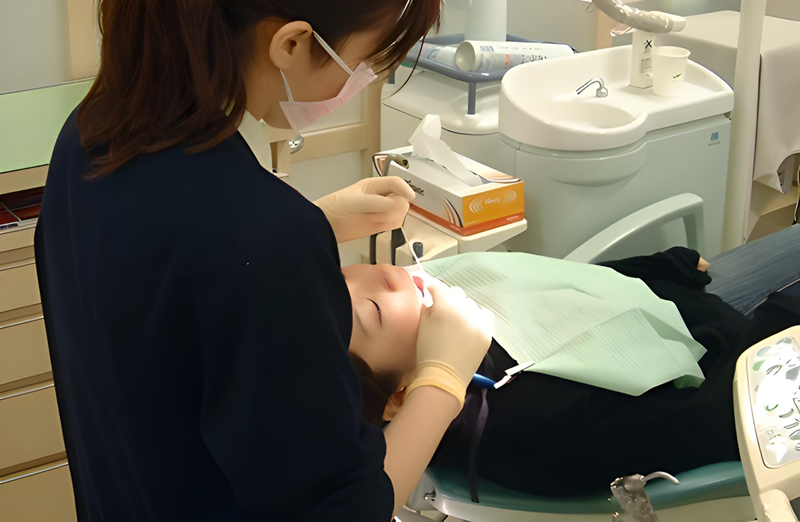 ①クリニック外観②診察風景③レントゲン機器