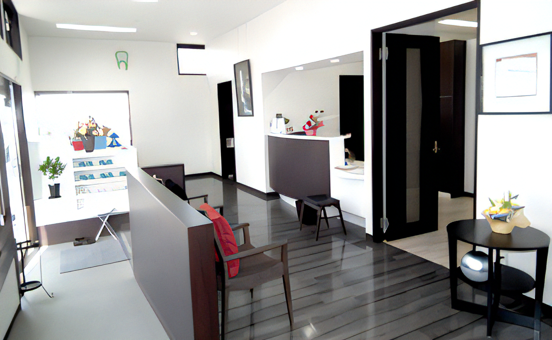 ①クリニック外観②待合室③バリアフリー構造