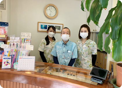 ①クリニック外観②受付③待合室