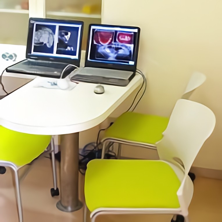 ①医院入口②受付③カウンセリングルーム