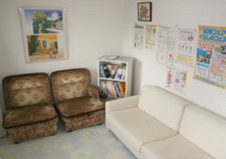 ①クリニック外観　②待合室　③診療室