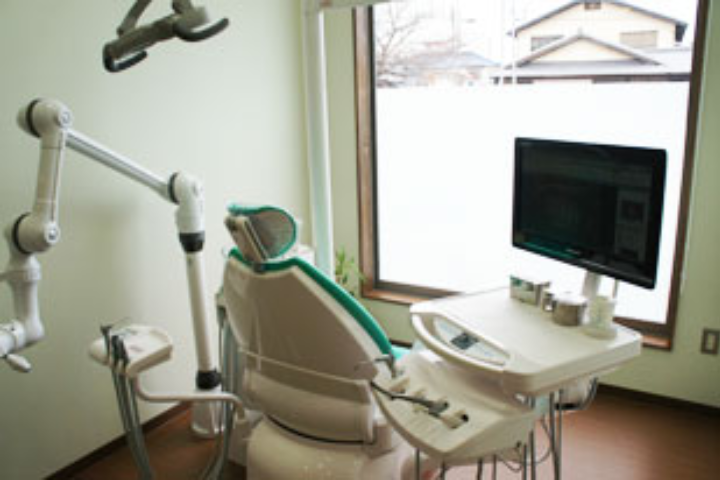 ①クリニック外観②待合室③診療室