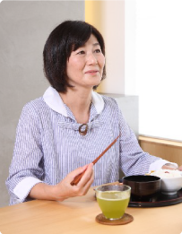 保険適用内での入れ歯治療に対応しており、噛みやすさと見た目の自然さに配慮した治療が行われています