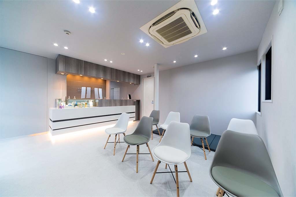 ①外観②受付③待合室