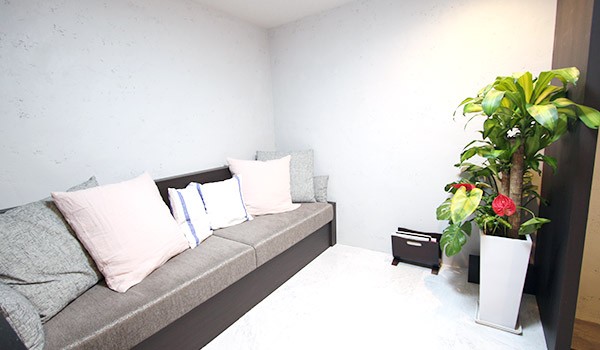 ①受付②待合室③診療チェア