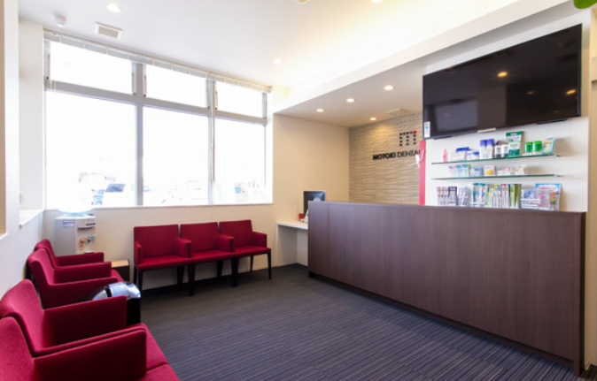 ①クリニック外観　②受付・待合室　③診療室