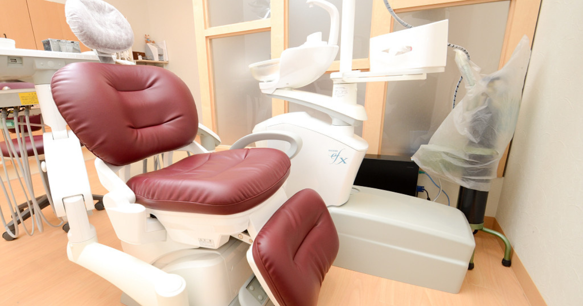 ①外観　②待合室　③診察室