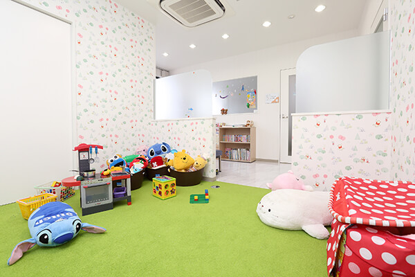 ①診療室②キッズスペース③待合室