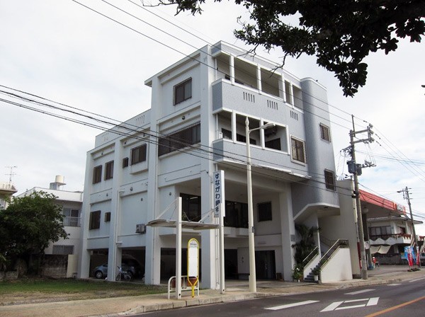 ①クリニック外観　②受付　③待合室