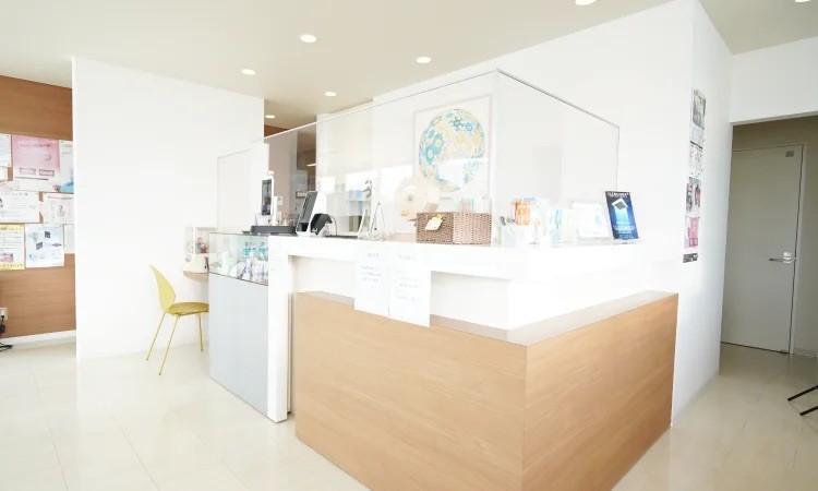 ①医院外観②受付③待合室