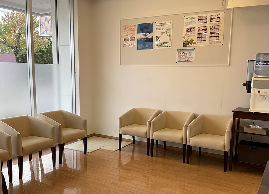 ①医院外観②受付③待合室