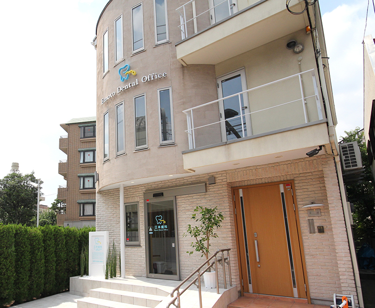 ①クリニック外観　②受付　③待合室