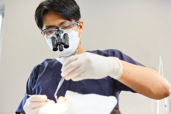 歯の神経が通る根管内に細菌が侵入し、感染を起こした場合に行う治療です。