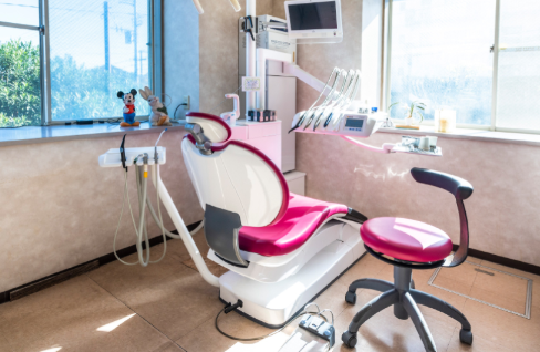 ①外観②待合スペース③治療室