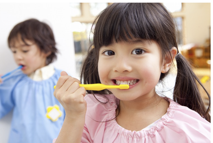 1歳半からのフッ素塗布を行い、お子様の歯を虫歯から守るサポートをしています