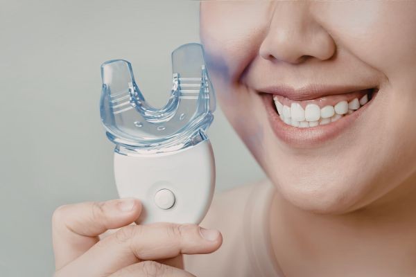 ※画像はイメージです清水歯科医院では、患者様の口元にしっかりと馴染む入れ歯を提供するために、幅広い種類の義歯に対応しています。保険診療の入れ歯だけでなく、金属床義歯やバネのないノンクラスプデンチャーなど、自費診療の選択肢も取り揃え、一人ひとりのご希望やお口の状態に合わせたご提案を行っています。  たとえば、見た目に配慮したい方には、金属のバネが見えにくいノンクラスプデンチャーを案内するなど、機能性と審美性の両立をめざした対応が特徴です。また、義歯に関する悩みや不具合についても、丁寧に相談にのり、快適に使い