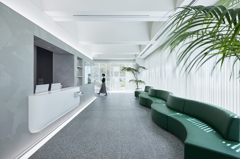 ①外観②受付ラウンジ③キュアユニット