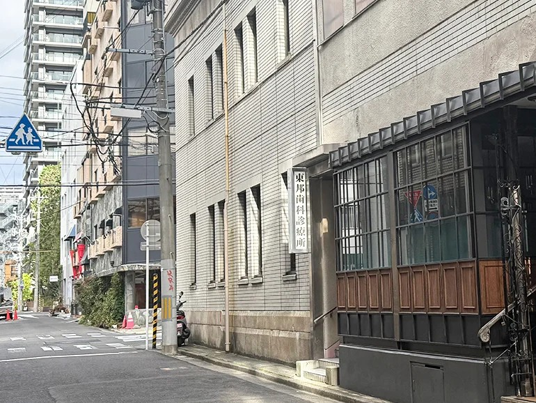 ①クリニック外観②受付③待合室