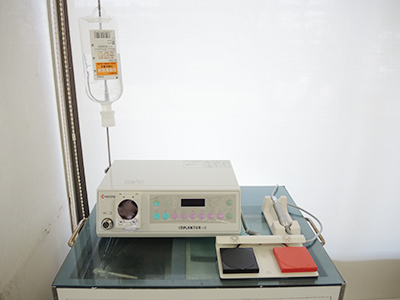 インプランターという低速回転で顎の骨に穴をあける機器です