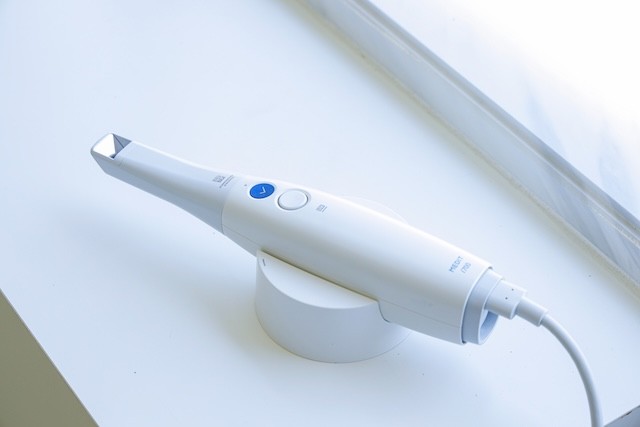 口腔内スキャナーにより口腔内をすみずみまで確認します