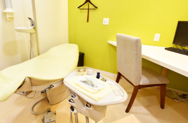 ①外観②待合スペース③治療室