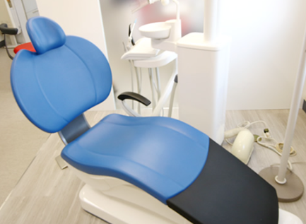 ①クリニック外観　②診療室　③治療ユニット