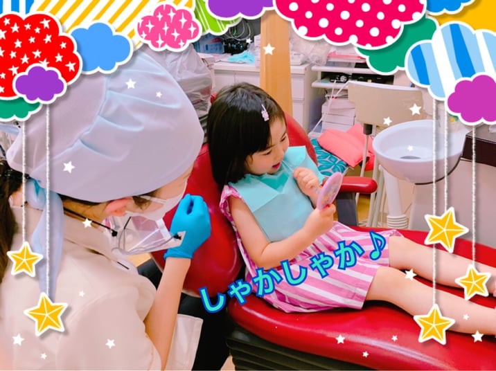 ①非抜歯矯正を行なっています ②治療前には次亜塩素酸水でうがいをしていただきます ③お子様と鏡を見ながらはみがきの練習をしています