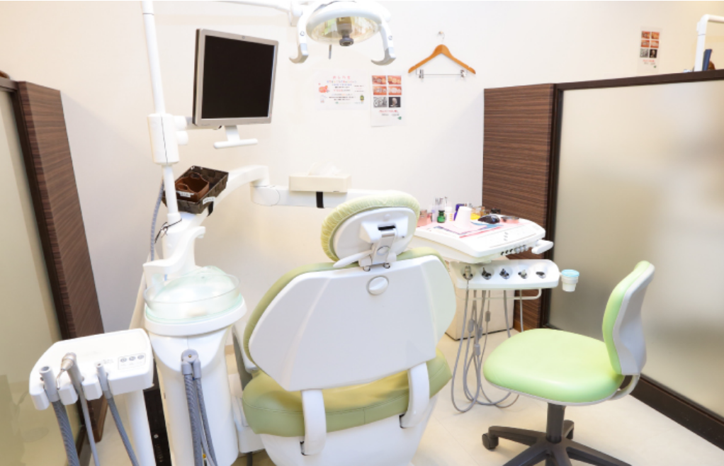 歯周組織再生療法で、溶けてしまった骨を再生させる処置も行う場合もあります。