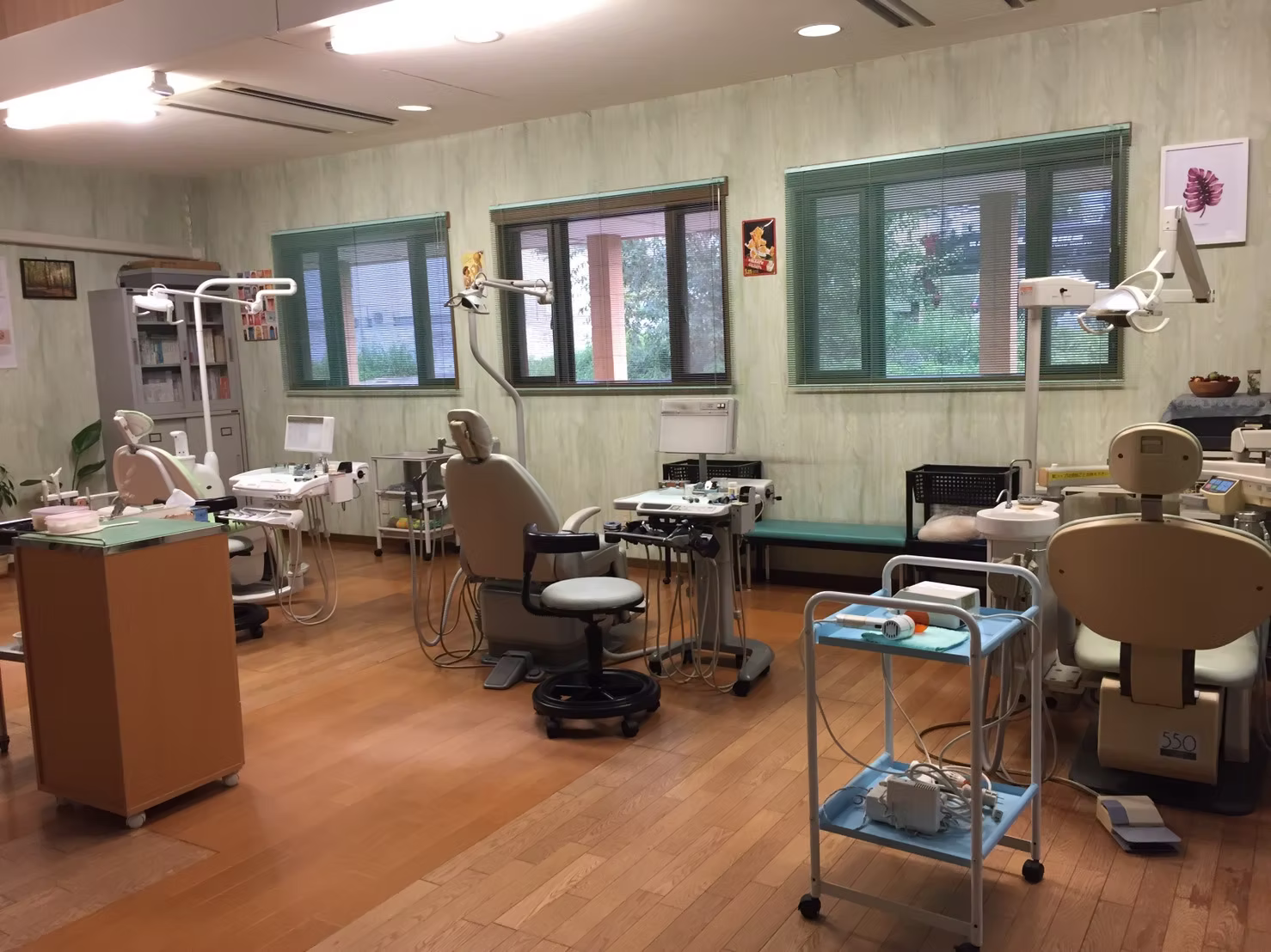 ①医院イメージ写真 ②待合室 ③診療室