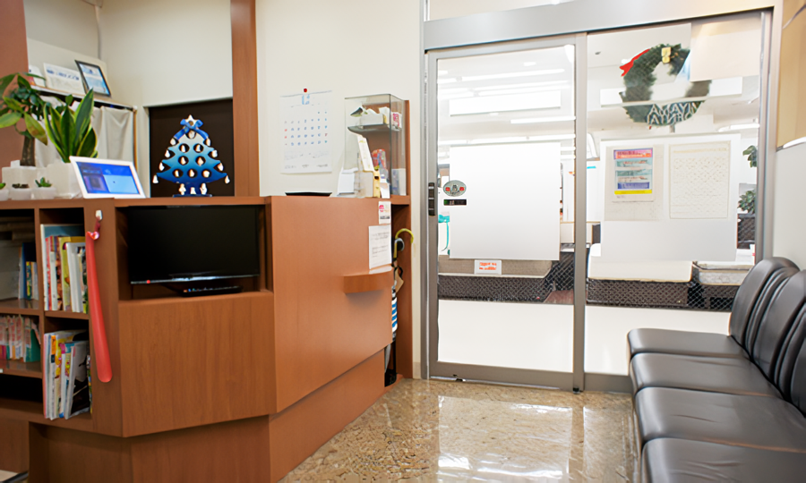 ①診療風景②受付③診療スペース