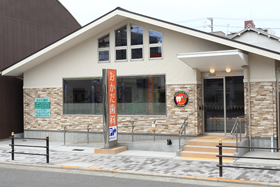 ①クリニック外観②受付③診療チェア