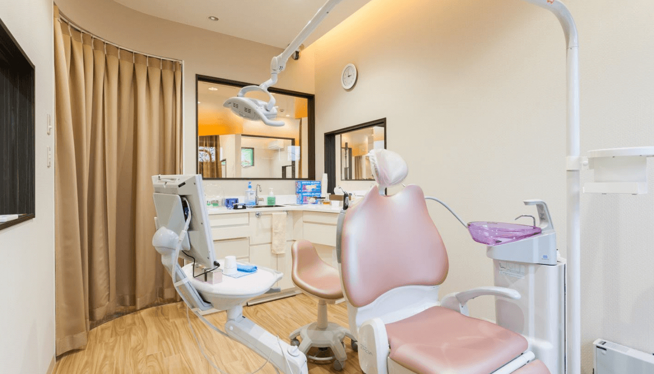 ①クリニック外観②待合室③診療チェア