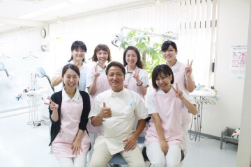 ①クリニック外観　②受付・待合室　③診察室