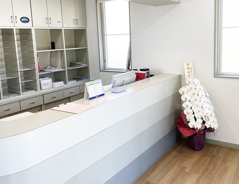 ①外観②受付③診療室