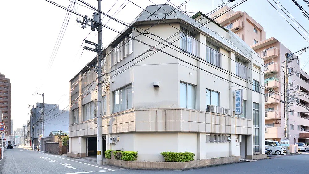 ①医院外観②受付③待合室