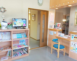 ①クリニック外観②庭③受付