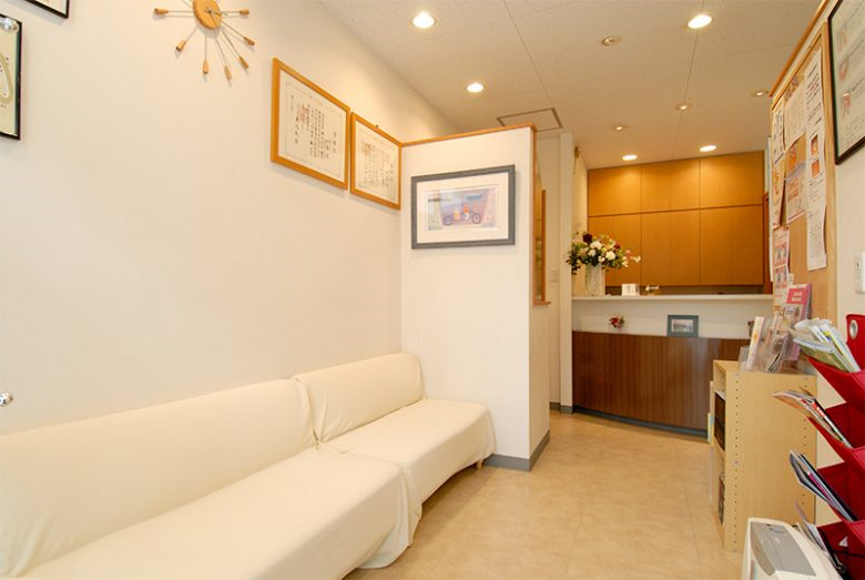 ①クリニック外観②受付③待合室