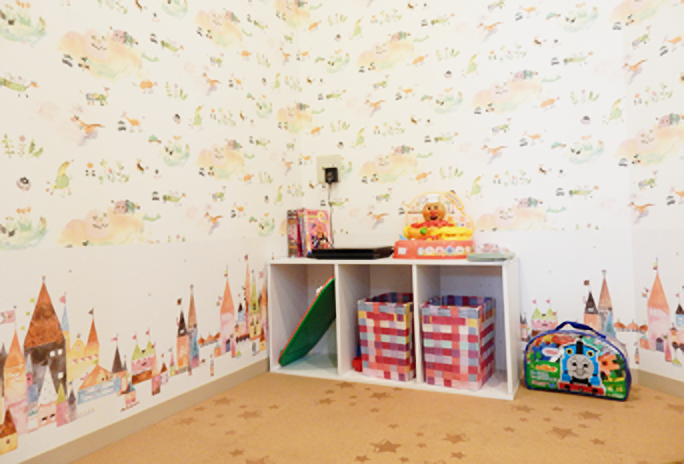 ①バリアフリー対応の院内②キッズスペース③診療ユニット