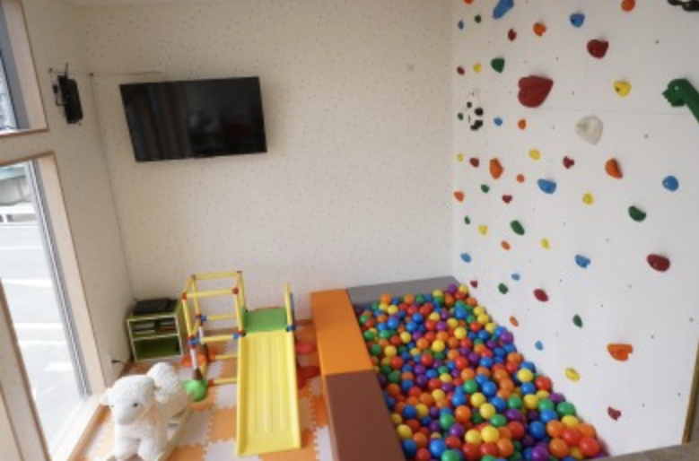 ①クリニック外観　②キッズスペース　③レントゲン室