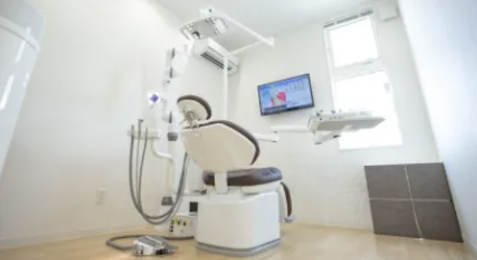 ①クリニック外観　②受付　③診察チェア