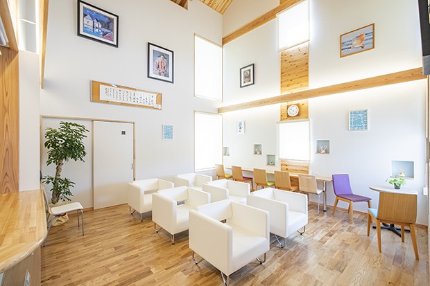 高い天井の開放感ある待合室です