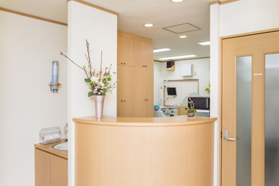 ①よなが歯科医院外観 ②受付 ③キッズスペース