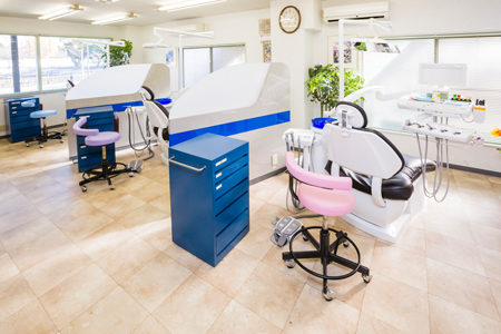 ①クリニック外観②診療室③21時までの診療に対応しています